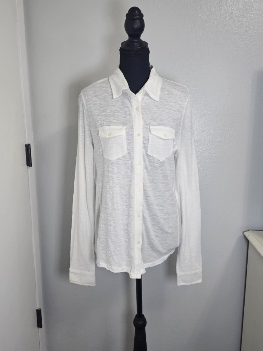 NEW Aeropostale Women’s Fitted White Long Sleeve Button Down Shirt - Size Large - Picture 3 of 8